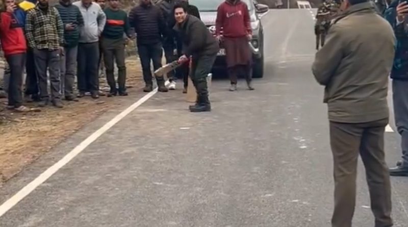 "Kaun Hai Tumhara Bowler?": Sachin Tendulkar Plays Cricket With Locals In Gulmarg. Watch | Cricket News