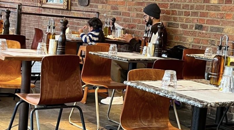 Virat Kohlis Photo With Daughter Vamika At A London Restaurant Goes Viral