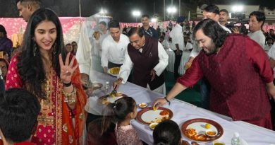 अंबानी परिवार ने अन्न सेवा से शादी की रस्में शुरू, 51 हजार लोगों को परोसा खाना  - India TV Hindi