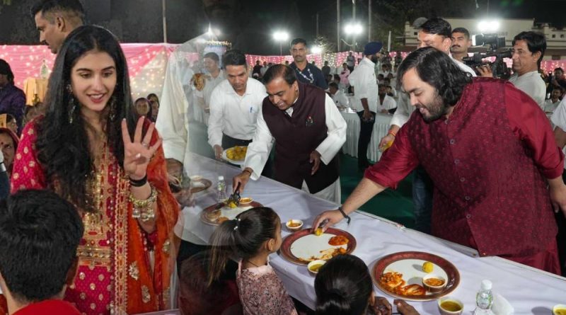 अंबानी परिवार ने अन्न सेवा से शादी की रस्में शुरू, 51 हजार लोगों को परोसा खाना  - India TV Hindi