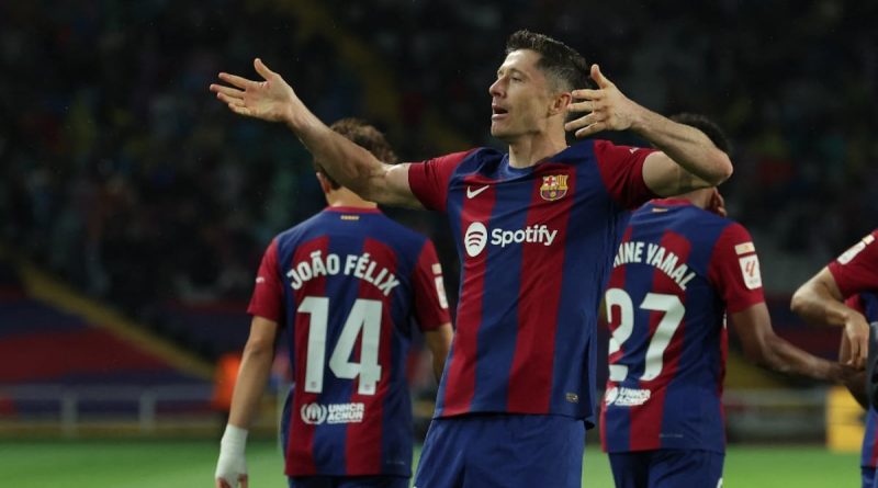 Robert Lewandowski Treble Fires Barcelona To Valencia Win | Football News