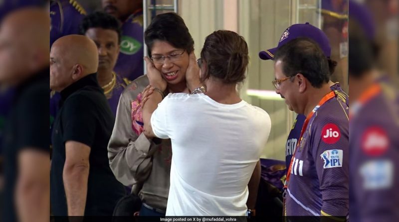 Shah Rukh Khan Meets Jhulan Goswami During KKR vs RR IPL 2024 Game. Photo Goes Viral | Cricket News