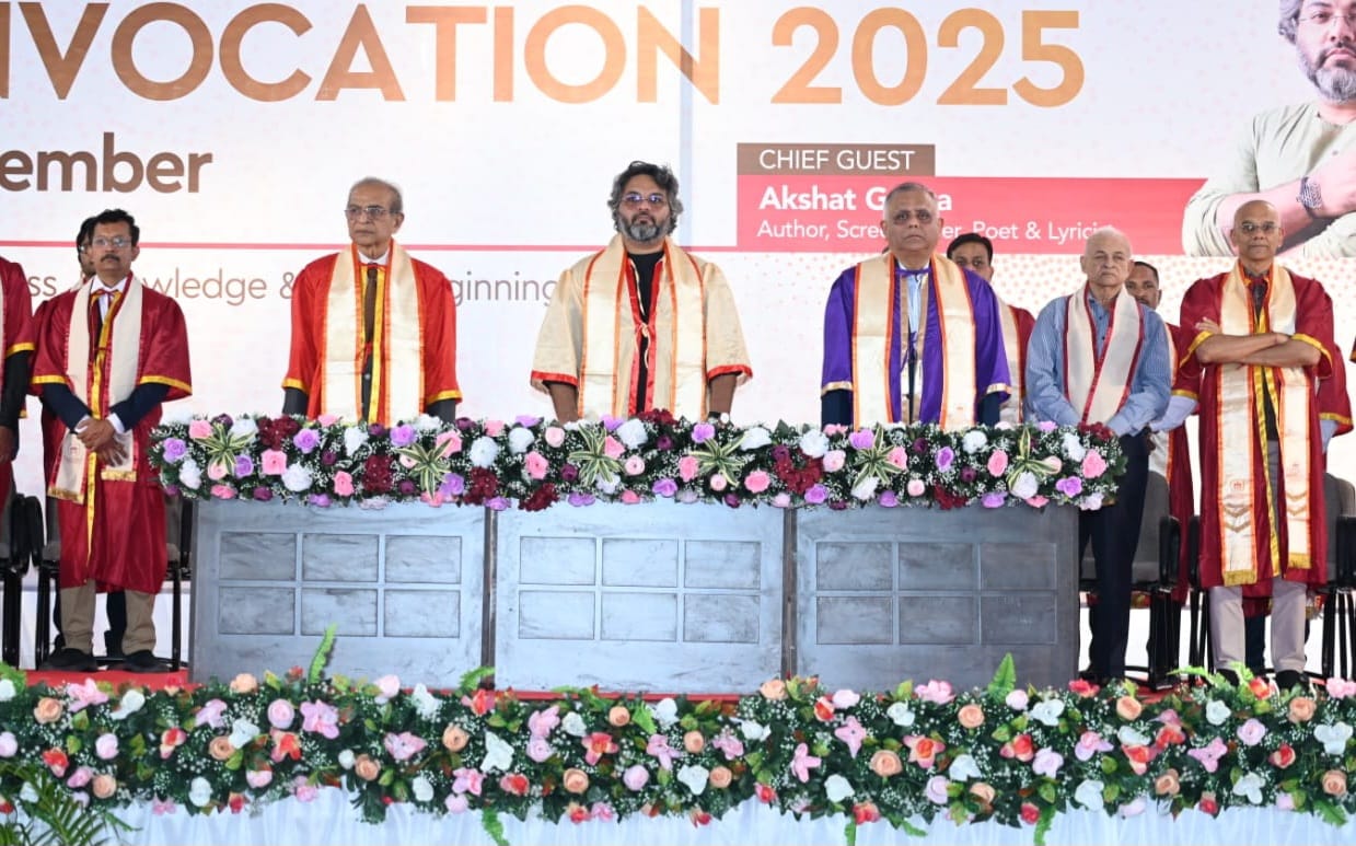 असफलता से डरना नहीं, उससे सीखना चाहिए– अंतर्राष्ट्रीय ख्याति प्राप्त लेखक श्री अक्षत गुप्ता ~ मंदसौर विश्वविद्यालय का दीक्षांत समारोह: शिक्षा, संस्कृति और प्रेरणा का अद्भुत संगम